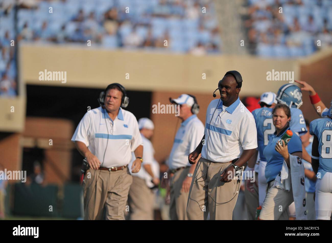 3. September 2011: Everett Withers führt North Carolina zu einem Sieg in seinem ersten Spiel als Interims-Cheftrainer während des NCAA Football-Spiels zwischen den North Carolina Tarheels und den James Madison Dukes im Keenan Stadium Chapel Hill NC. Withers bekam den Job, nachdem Butch Davis wenige Wochen vor Saisonbeginn gefeuert wurde. (Bild: © Evan Pike/Cal Sport Media/ZUMAPRESS.com) Stockfoto