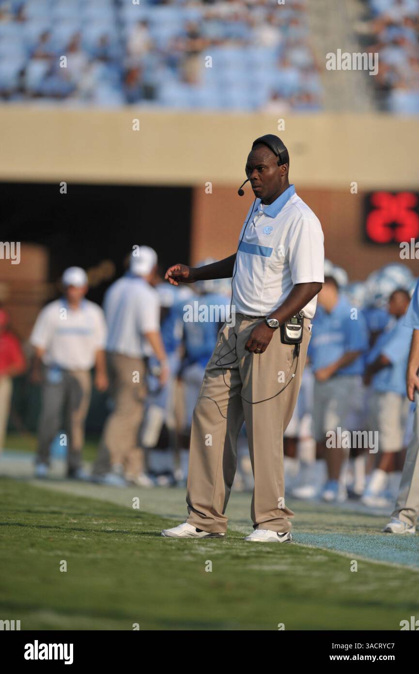 3. September 2011: Everett Withers führt North Carolina zu einem Sieg in seinem ersten Spiel als Interims-Cheftrainer während des NCAA Football-Spiels zwischen den North Carolina Tarheels und den James Madison Dukes im Keenan Stadium Chapel Hill NC. Withers bekam den Job, nachdem Butch Davis wenige Wochen vor Saisonbeginn gefeuert wurde. (Bild: © Evan Pike/Cal Sport Media/ZUMAPRESS.com) Stockfoto