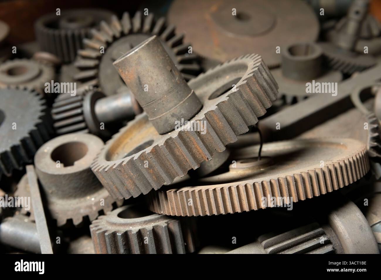 Verschlissene Zahnräder verschiedener Größen Stockfoto