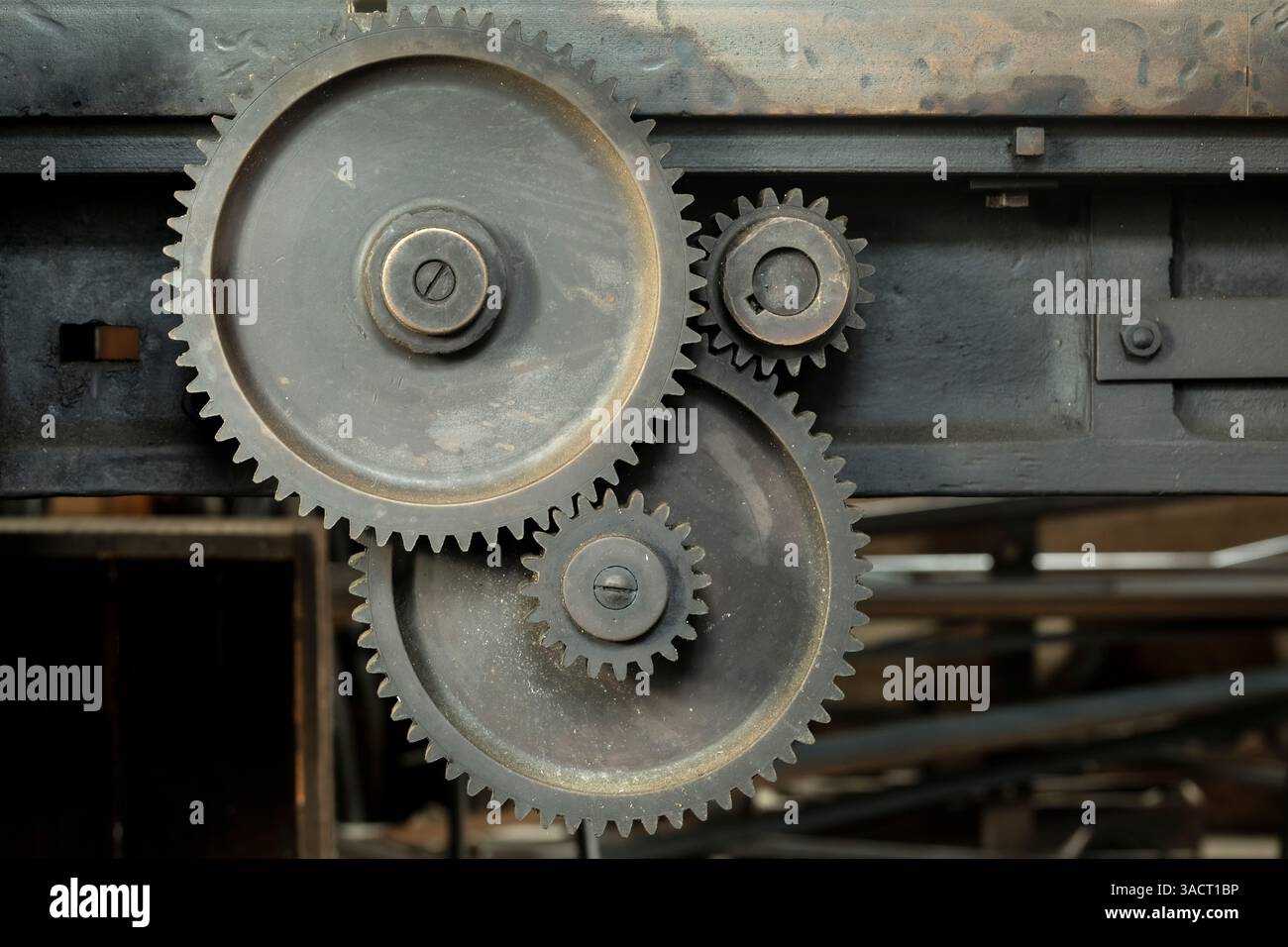Drei verschlissene Zahnräder unterschiedlicher Größe Stockfoto