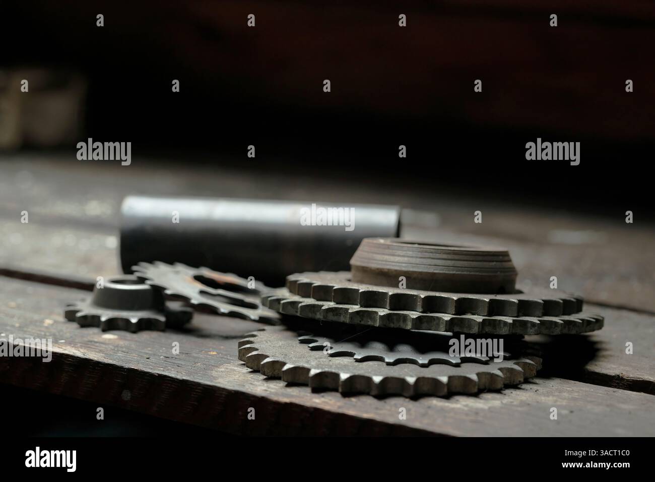 Verschlissene Zahnräder verschiedener Größen Stockfoto