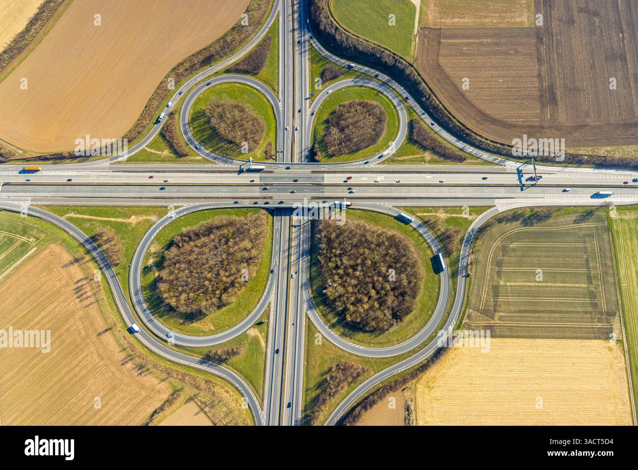 Luftbild, Autobahnkreuz Werl der Autobahn A44 und Autobahn A445 Kleeblattform, Werl, Soester Börde, Nordrhein-Westfalen, Deutschland ACHTUNGxMINDESTHONORARx60xEURO *** Luftansicht, Werl-Autobahnkreuz der A44 und A445 Kleeblattform, Werl, Soester Börde, Nordrhein-Westfalen, Deutschland ATTENTIONxMINDESTHONORAX60xEURO Stockfoto
