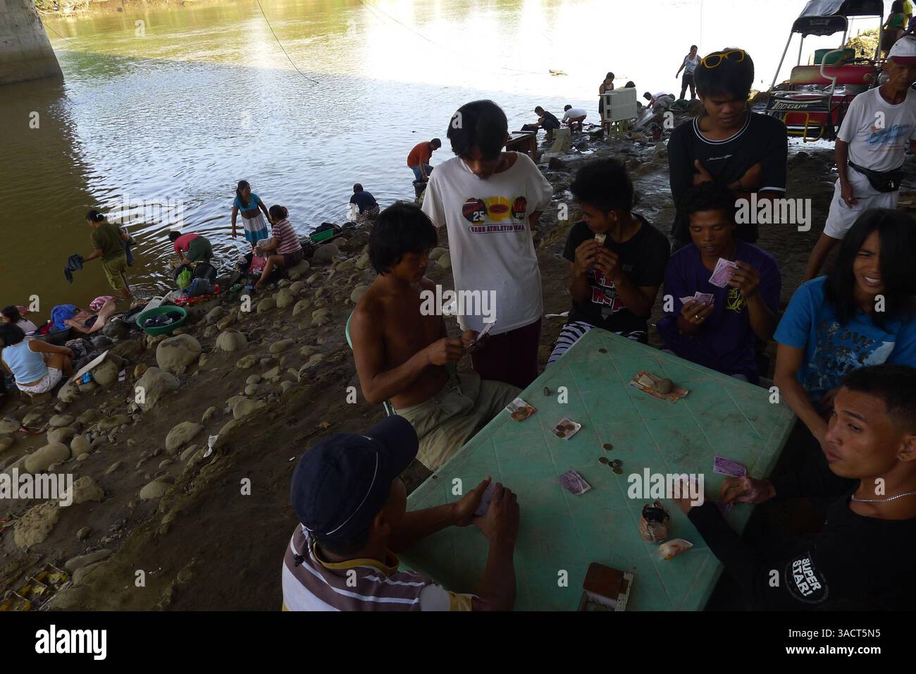 27. Dezember 2011 - Cagayan de Oro, Philippinen - Vertriebene suchten Zuflucht unter der Brücke in Cagayan de Oro City. Zwei Wochen nach der Überschwemmung hat die Regierung die Vertriebenen noch nicht umgesiedelt, da der Sturzflut des Tropensturms Washi am 16. Dezember 2011 über tausend Tote forderte und fast eine halbe Million Menschen in der Region Nord-Mindanao betroffen waren. (Bild: © Keith Bacongco/ZUMAPRESS.com) Stockfoto