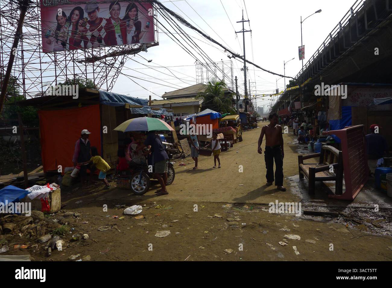 27. Dezember 2011 - Cagayan de Oro, Philippinen - Vertriebene suchten Zuflucht unter der Brücke in Cagayan de Oro City. Zwei Wochen nach der Überschwemmung hat die Regierung die Vertriebenen noch nicht umgesiedelt, da der Sturzflut des Tropensturms Washi am 16. Dezember 2011 über tausend Tote forderte und fast eine halbe Million Menschen in der Region Nord-Mindanao betroffen waren. (Bild: © Keith Bacongco/ZUMAPRESS.com) Stockfoto