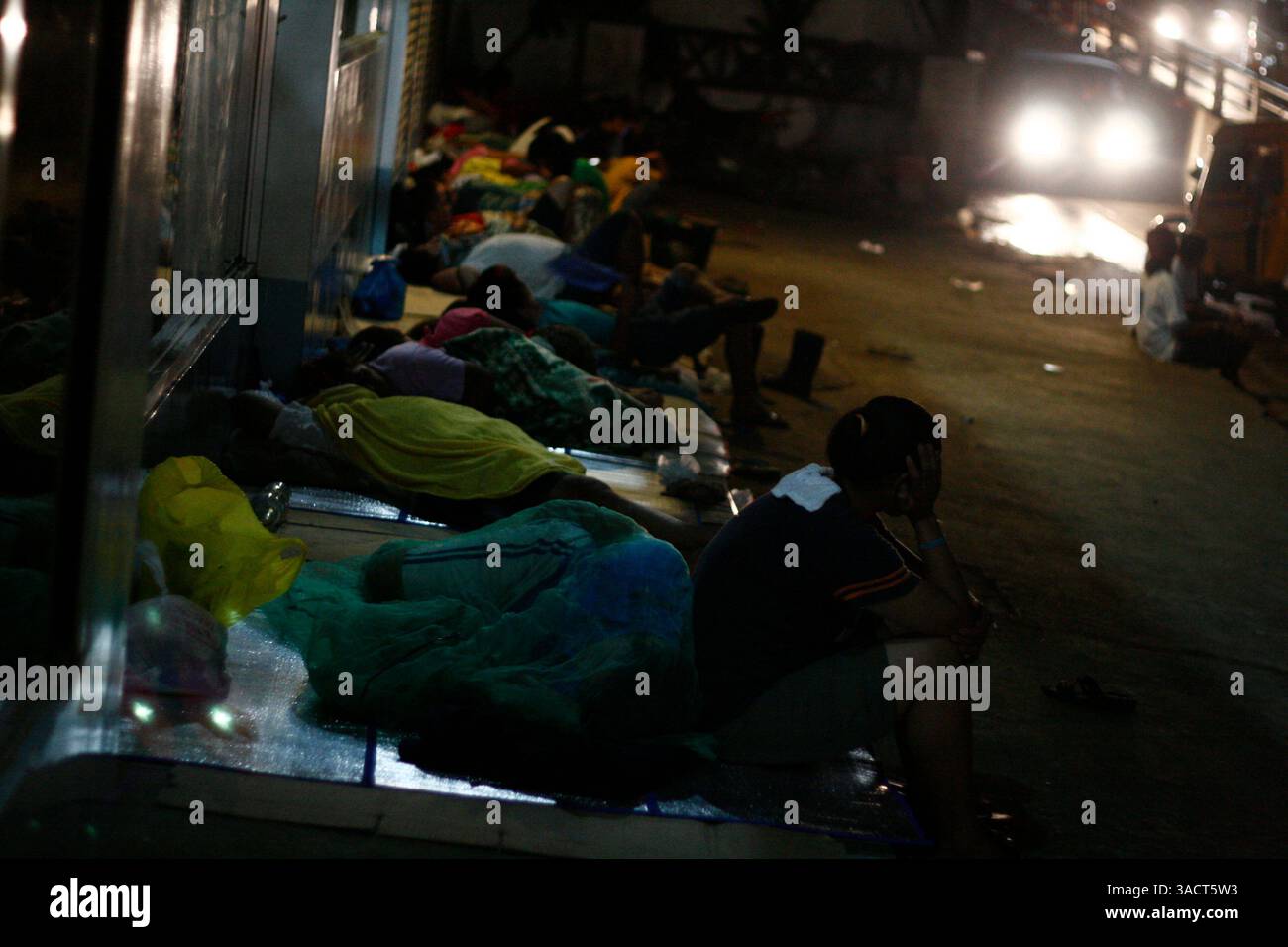 27. Dezember 2011 - Cagayan de Oro, Philippinen - Vertriebene suchten Zuflucht entlang der Straßen Cagayan de Oro City, Südphilippinen. Zwei Wochen nach der Überschwemmung hat die Regierung die Vertriebenen noch nicht umgesiedelt, da der Sturzflut des Tropensturms Washi am 16. Dezember 2011 über tausend Tote forderte und fast eine halbe Million Menschen in der Region Nord-Mindanao betroffen waren. (Bild: © Keith Bacongco/ZUMAPRESS.com) Stockfoto