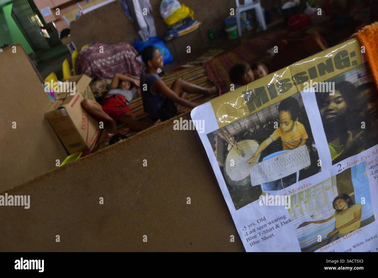 27. Dezember 2011 - Iligan, Philippinen - die Opfer der Flutkatastrophe suchten in einer Turnhalle in Iligan City vorübergehend Zuflucht. Der tropische Sturm Washi traf etwa eine halbe Million Menschen, nachdem er die Region Nord-Mindanao am 16. Dezember 2011 verwüstete. Der Sturm ließ 1.257 Tote und etwa tausend weitere vermisst werden. Laut dem National Disaster Risk Reduction and Management Council sind derzeit etwa 80.000 von ihnen in den Evakuierungszentren in der Region untergebracht. (Bild: © Keith Bacongco/ZUMAPRESS.com) Stockfoto