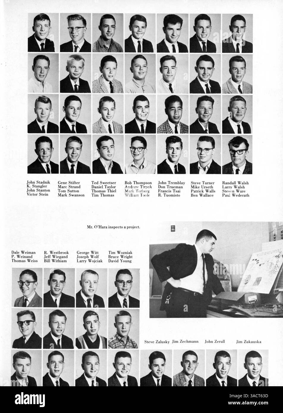 Dieses Jahrbuch „Benilden Red Knights“ 1964 dokumentiert die Höhepunkte des akademischen Jahres 1963-1964 der Benilde High School, darunter das Studentenleben, die Fakultät, die Leichtathletik, die Vereine, und andere Schulveranstaltungen. Es ist in der Hennepin County Library erhältlich. Stockfoto