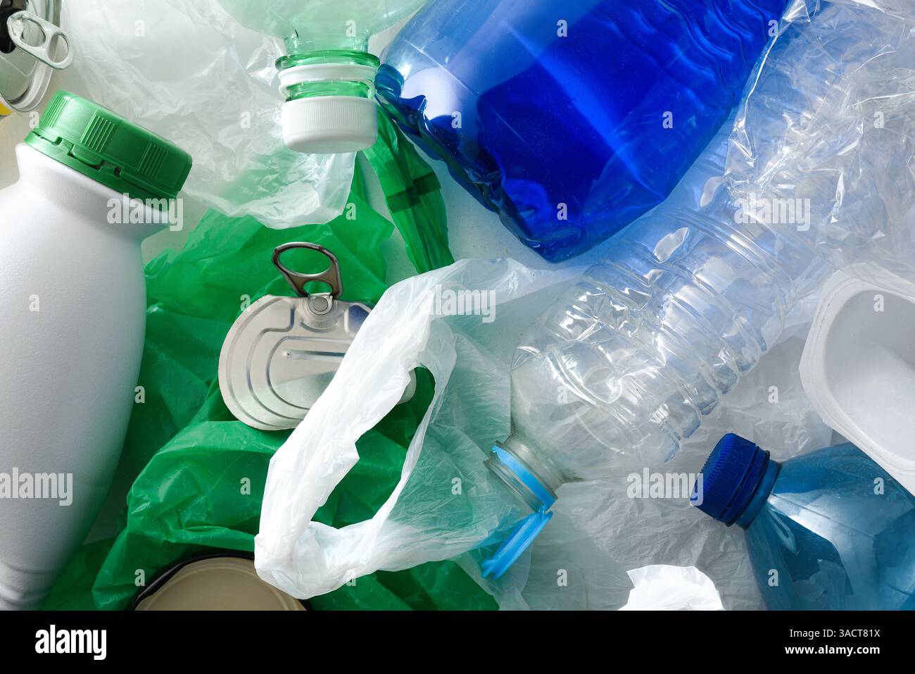 Hintergrund mit Details zu einem Stapel schmutziger Behälter zum Recycling. Draufsicht. Stockfoto