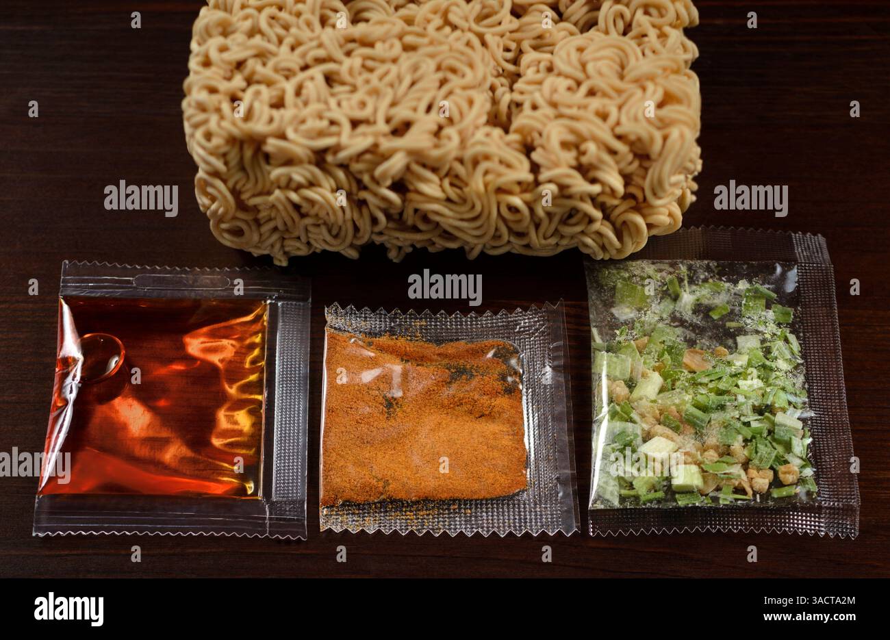 Instantsuppe, Fertigsuppe, Fertiggerichte mit Nudeln und Zutaten Stockfoto