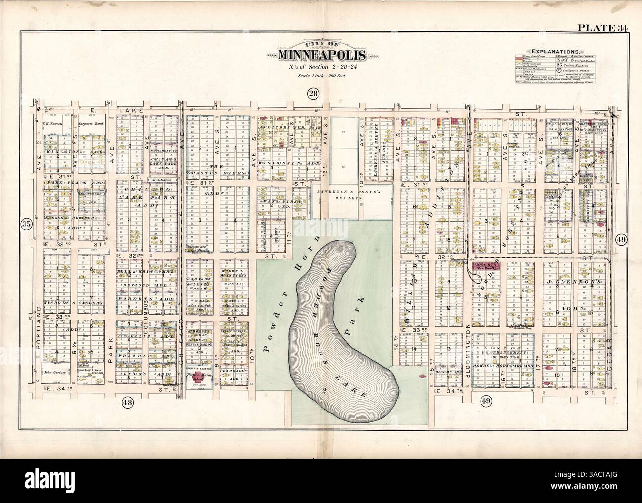 Dieser atlas von Minneapolis bietet detaillierte Vermessungen und Plats von Grundstücken, die aus offiziellen Aufzeichnungen und Vermessungen abgeleitet sind. Es umfasst Teilstrecken, Eisenbahnen, Straßenbahnen, Friedhöfe, Parks, Gebäude nach Bauart und ein Index der Hinzufügungen und Unterteilungen. Stockfoto