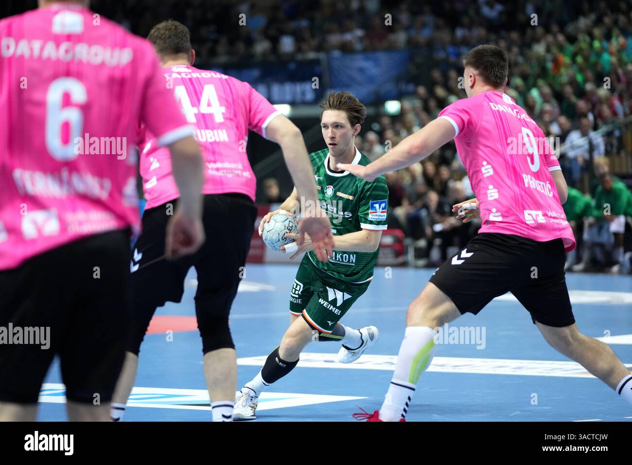 Wetzlar, Deutschland. April 2025. Wetzlar, 4. April 2025: Justin Müller ( 25 Wetzlar) während der Daikin Handball-Bundesliga zwischen HSG Wetzlar und TVB 1898 Stuttgart in der Buderus Arena Wetzlar. (Julia Kneissl/SPP) Credit: SPP Sport Press Photo. /Alamy Live News Stockfoto