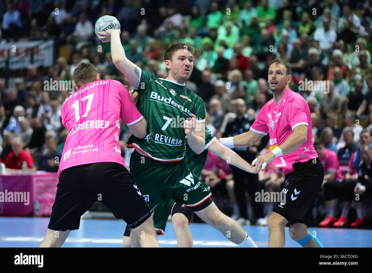 Wetzlar, Deutschland. April 2025. Wetzlar, 4. April 2025: Dominik Mappes ( 7 Wetzlar) Samuel Roethlisberger ( 17 Stuttgart) während der Daikin Handball-Bundesliga zwischen HSG Wetzlar und TVB 1898 Stuttgart in der Buderus Arena Wetzlar. (Julia Kneissl/SPP) Credit: SPP Sport Press Photo. /Alamy Live News Stockfoto