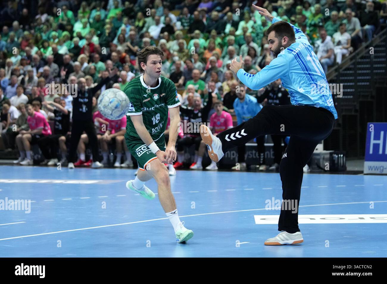Wetzlar, Deutschland. April 2025. Wetzlar, Deutschland, 4. April 2025: Lukas Becher ( 18 Wetzlar) Miljan Vujovic ( 16 Stuttgart ) während der Daikin Handball-Bundesliga zwischen HSG Wetzlar und TVB 1898 Stuttgart in der Buderus Arena Wetzlar. (Julia Kneissl/SPP) Credit: SPP Sport Press Photo. /Alamy Live News Stockfoto
