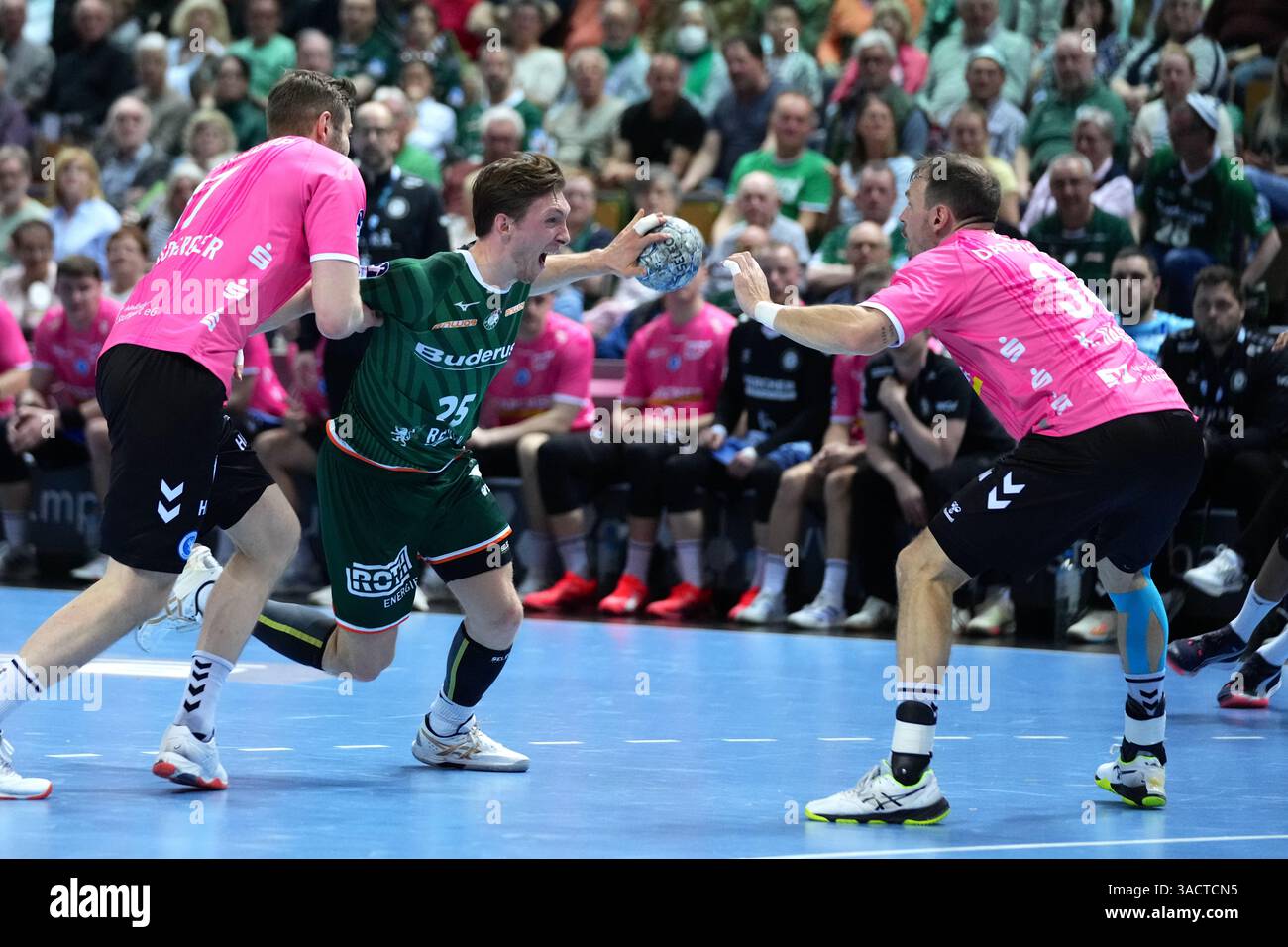Wetzlar, Deutschland. April 2025. Wetzlar, 4. April 2025: Justin Müller ( 25 Wetzlar) während der Daikin Handball-Bundesliga zwischen HSG Wetzlar und TVB 1898 Stuttgart in der Buderus Arena Wetzlar. (Julia Kneissl/SPP) Credit: SPP Sport Press Photo. /Alamy Live News Stockfoto