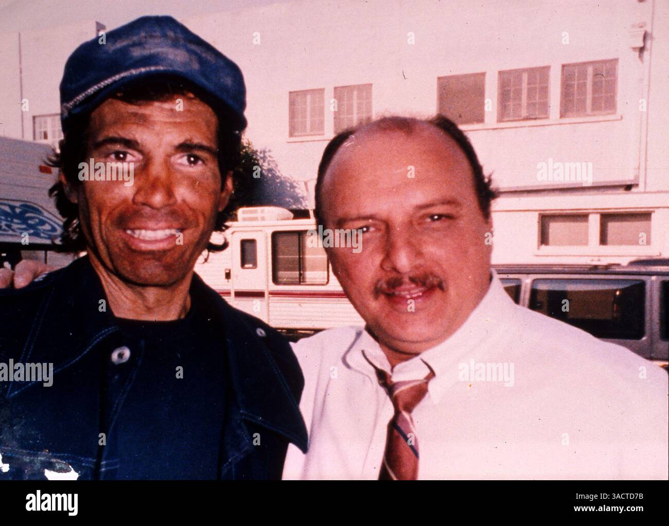 Juli 1999; Los Angeles, CA, USA; Datei Foto: 1989. Film extra CORKY PARKS arbeitet seit 22 Jahren in den Filmen und bleibt obdachlos. Bild mit DENNIS FRANZ. (Bild: Jonathan Alcorn/ZUMAPRESS.com) Stockfoto