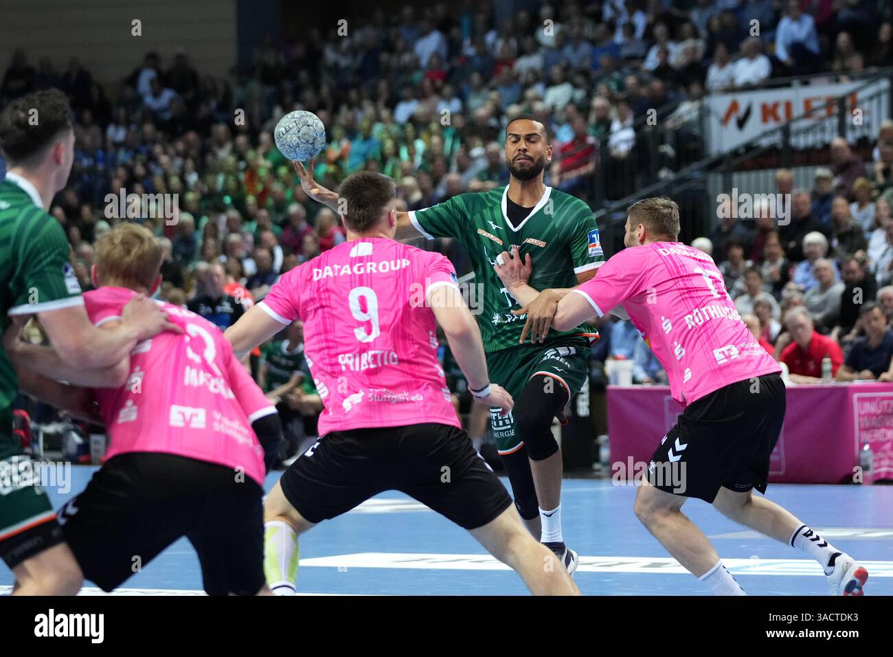 Wetzlar, Deutschland. April 2025. Wetzlar, 4. April 2025: Philipp Ahouansou ( 19 Wetzlar) während der Daikin Handball-Bundesliga zwischen HSG Wetzlar und TVB 1898 Stuttgart in der Buderus Arena Wetzlar. (Julia Kneissl/SPP) Credit: SPP Sport Press Photo. /Alamy Live News Stockfoto