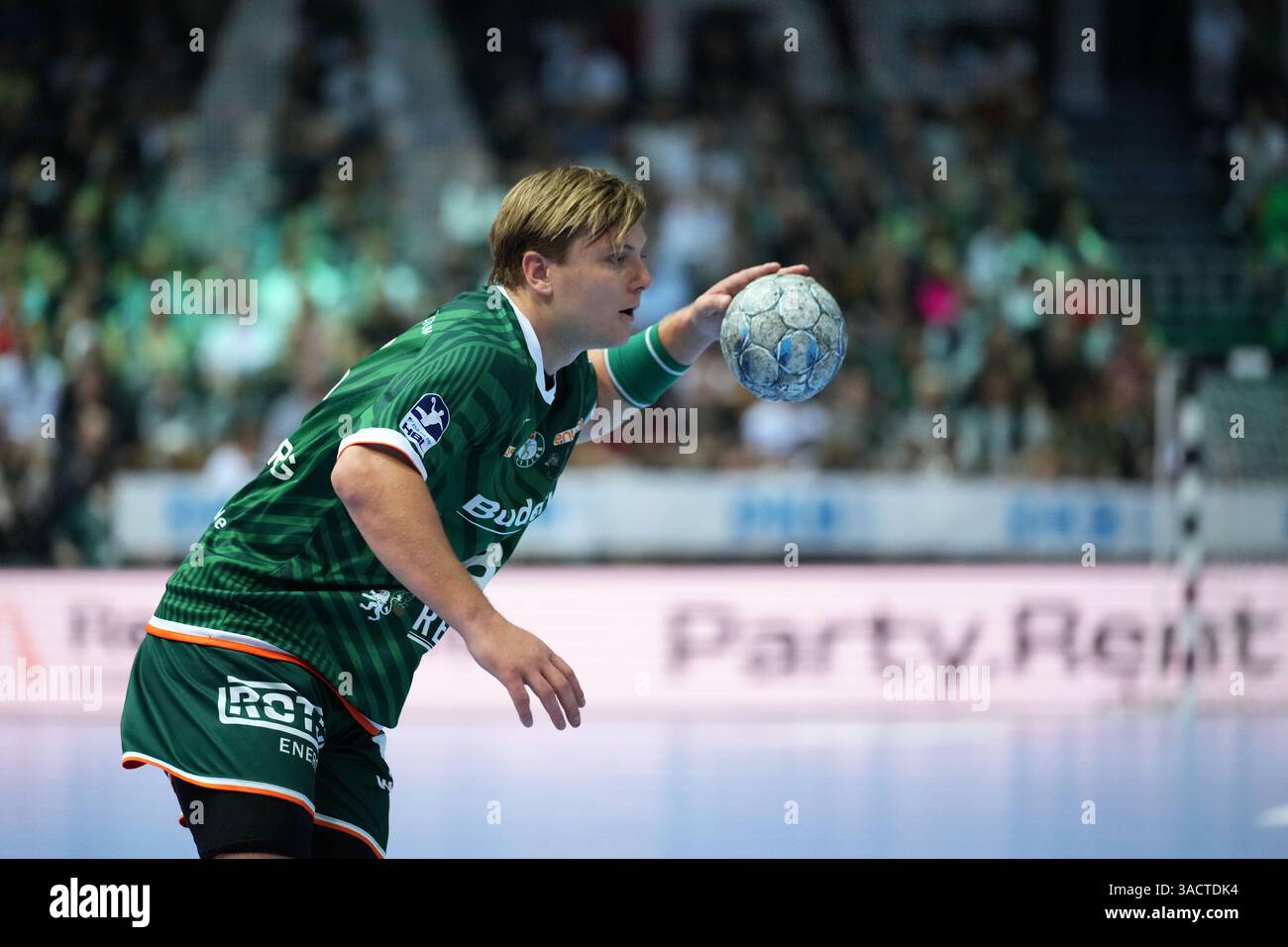 Wetzlar, Deutschland. April 2025. Wetzlar, 4. April 2025: Viktor Petersen Norberg ( 8 Wetzlar) während der Daikin Handball-Bundesliga zwischen HSG Wetzlar und TVB 1898 Stuttgart in der Buderus Arena Wetzlar. (Julia Kneissl/SPP) Credit: SPP Sport Press Photo. /Alamy Live News Stockfoto