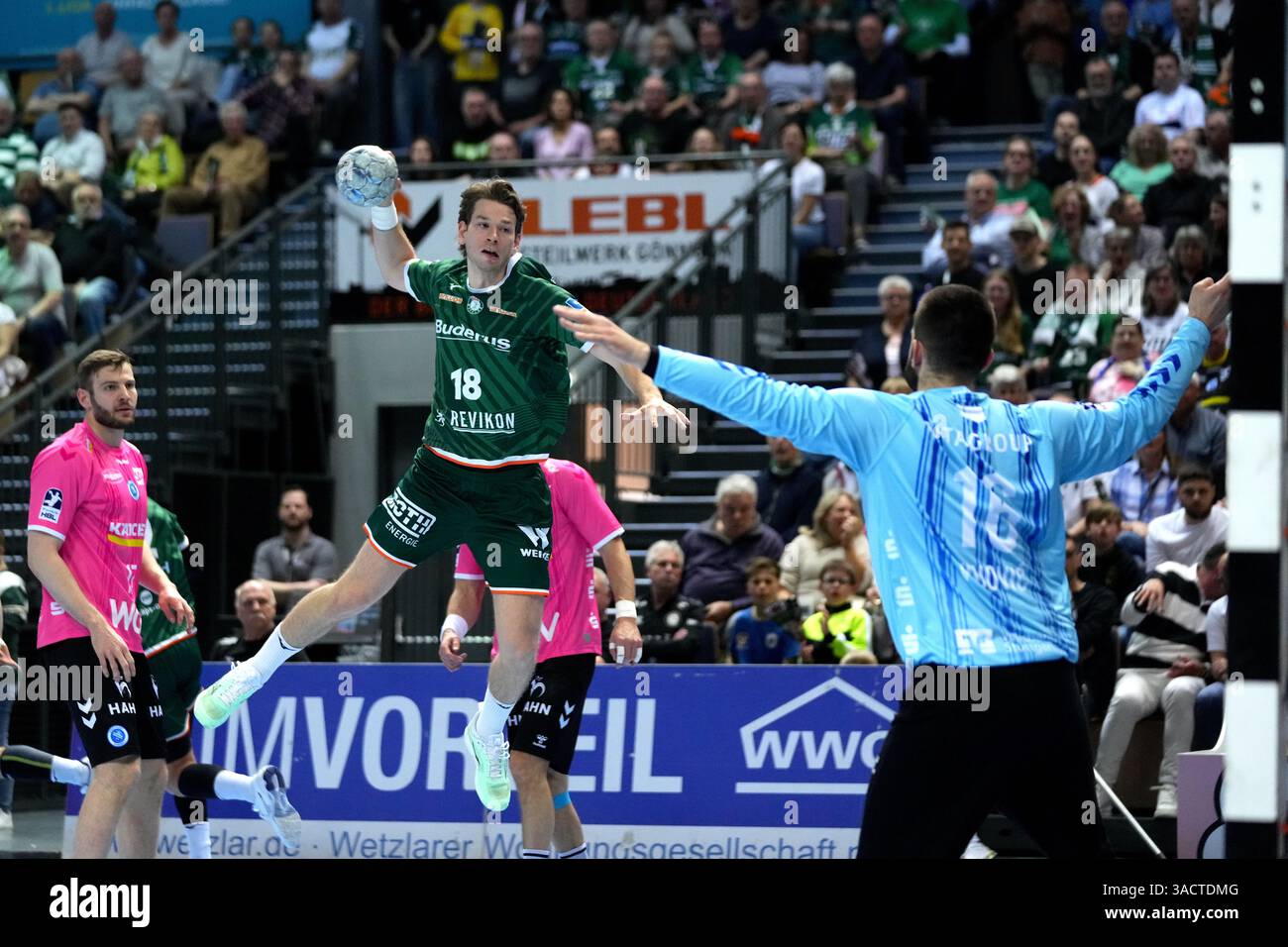 Wetzlar, Deutschland. April 2025. Wetzlar, Deutschland, 4. April 2025: Lukas Becher ( 18 Wetzlar) Miljan Vujovic ( 16 Stuttgart ) während der Daikin Handball-Bundesliga zwischen HSG Wetzlar und TVB 1898 Stuttgart in der Buderus Arena Wetzlar. (Julia Kneissl/SPP) Credit: SPP Sport Press Photo. /Alamy Live News Stockfoto