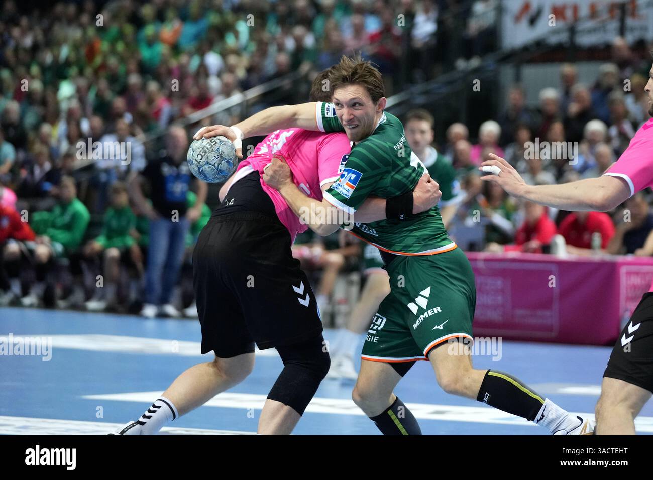 Wetzlar, Deutschland. April 2025. Wetzlar, 4. April 2025: Justin Müller ( 25 Wetzlar) während der Daikin Handball-Bundesliga zwischen HSG Wetzlar und TVB 1898 Stuttgart in der Buderus Arena Wetzlar. (Julia Kneissl/SPP) Credit: SPP Sport Press Photo. /Alamy Live News Stockfoto