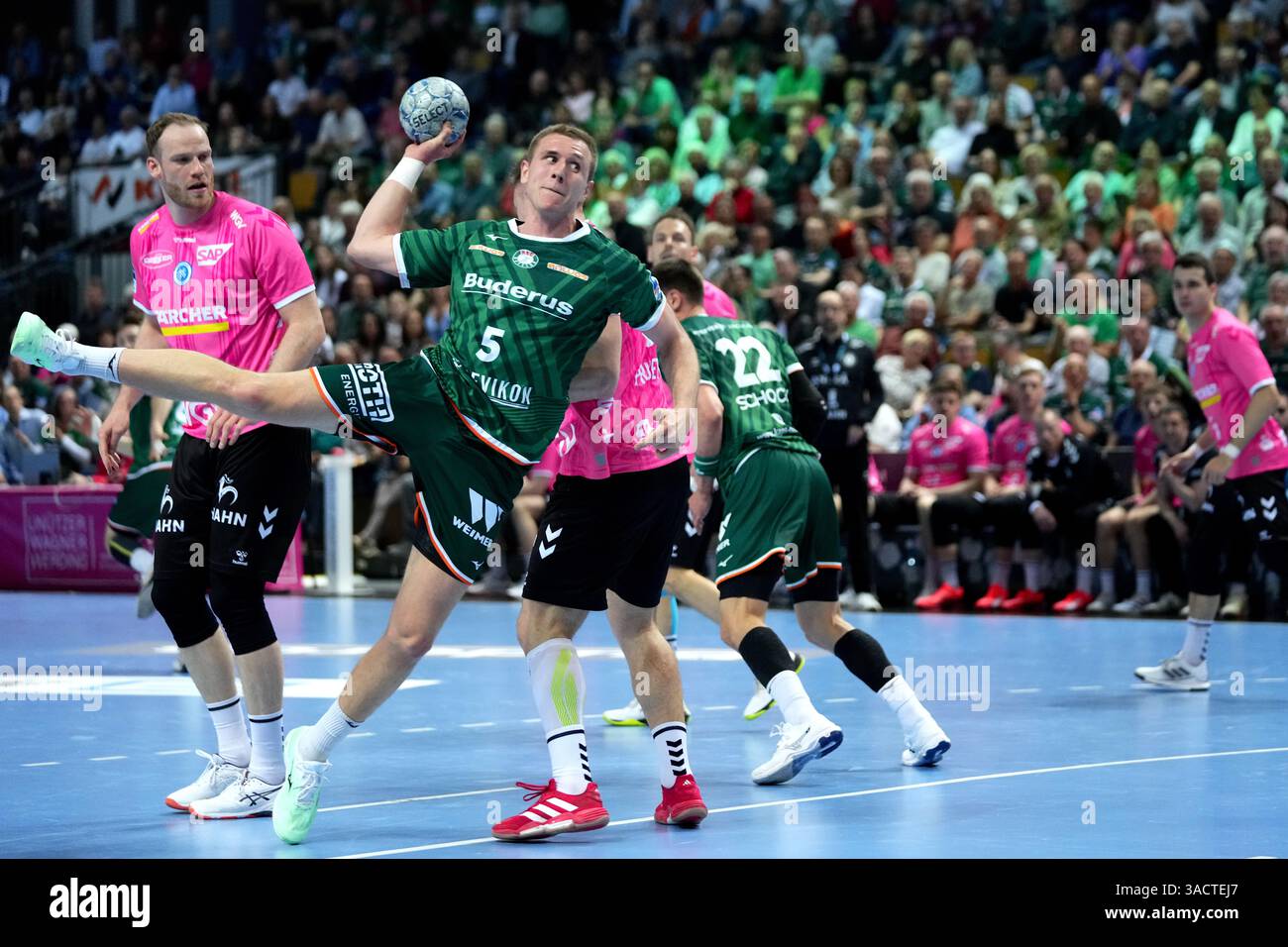 Wetzlar, Deutschland. April 2025. Wetzlar, 4. April 2025: Rasmus Meyer Ejlersen ( 5 Wetzlar) während der Daikin Handball-Bundesliga zwischen HSG Wetzlar und TVB 1898 Stuttgart in der Buderus Arena Wetzlar. (Julia Kneissl/SPP) Credit: SPP Sport Press Photo. /Alamy Live News Stockfoto