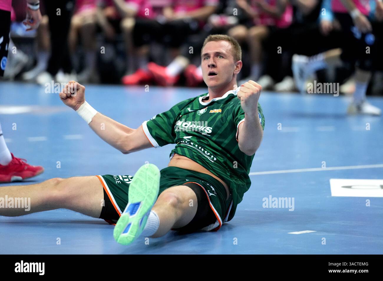 Wetzlar, Deutschland. April 2025. Wetzlar, 4. April 2025: Rasmus Meyer Ejlersen ( 5 Wetzlar) während der Daikin Handball-Bundesliga zwischen HSG Wetzlar und TVB 1898 Stuttgart in der Buderus Arena Wetzlar. (Julia Kneissl/SPP) Credit: SPP Sport Press Photo. /Alamy Live News Stockfoto