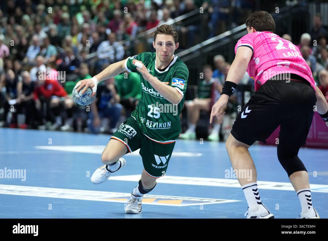 Wetzlar, Deutschland. April 2025. Wetzlar, 4. April 2025: Justin Müller ( 25 Wetzlar) während der Daikin Handball-Bundesliga zwischen HSG Wetzlar und TVB 1898 Stuttgart in der Buderus Arena Wetzlar. (Julia Kneissl/SPP) Credit: SPP Sport Press Photo. /Alamy Live News Stockfoto
