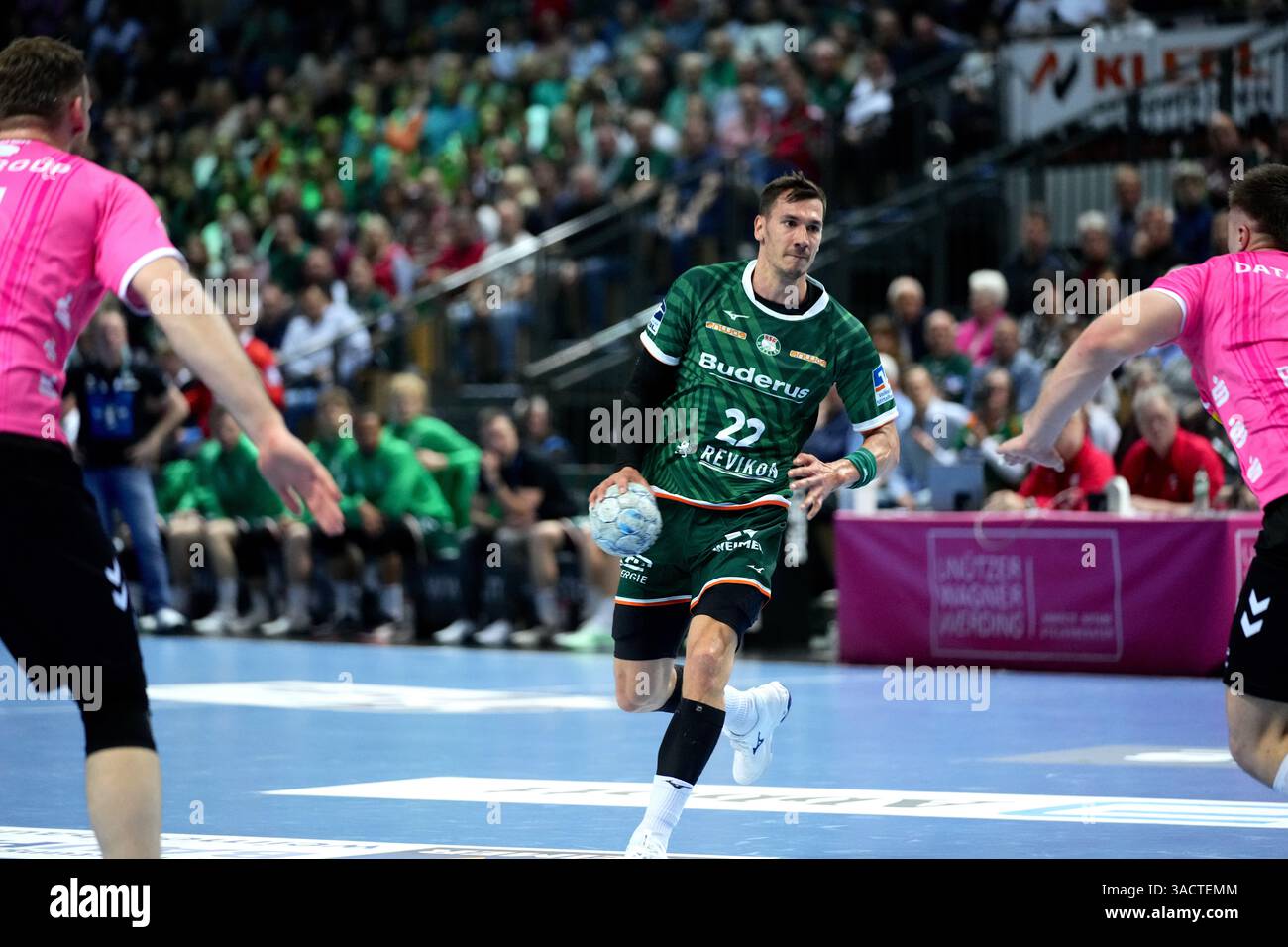 Wetzlar, Deutschland. April 2025. Wetzlar, Deutschland, 4. April 2025: Jona Schoch ( 22 Wetzlar) während der Daikin Handball-Bundesliga zwischen HSG Wetzlar und TVB 1898 Stuttgart in der Buderus Arena Wetzlar. (Julia Kneissl/SPP) Credit: SPP Sport Press Photo. /Alamy Live News Stockfoto