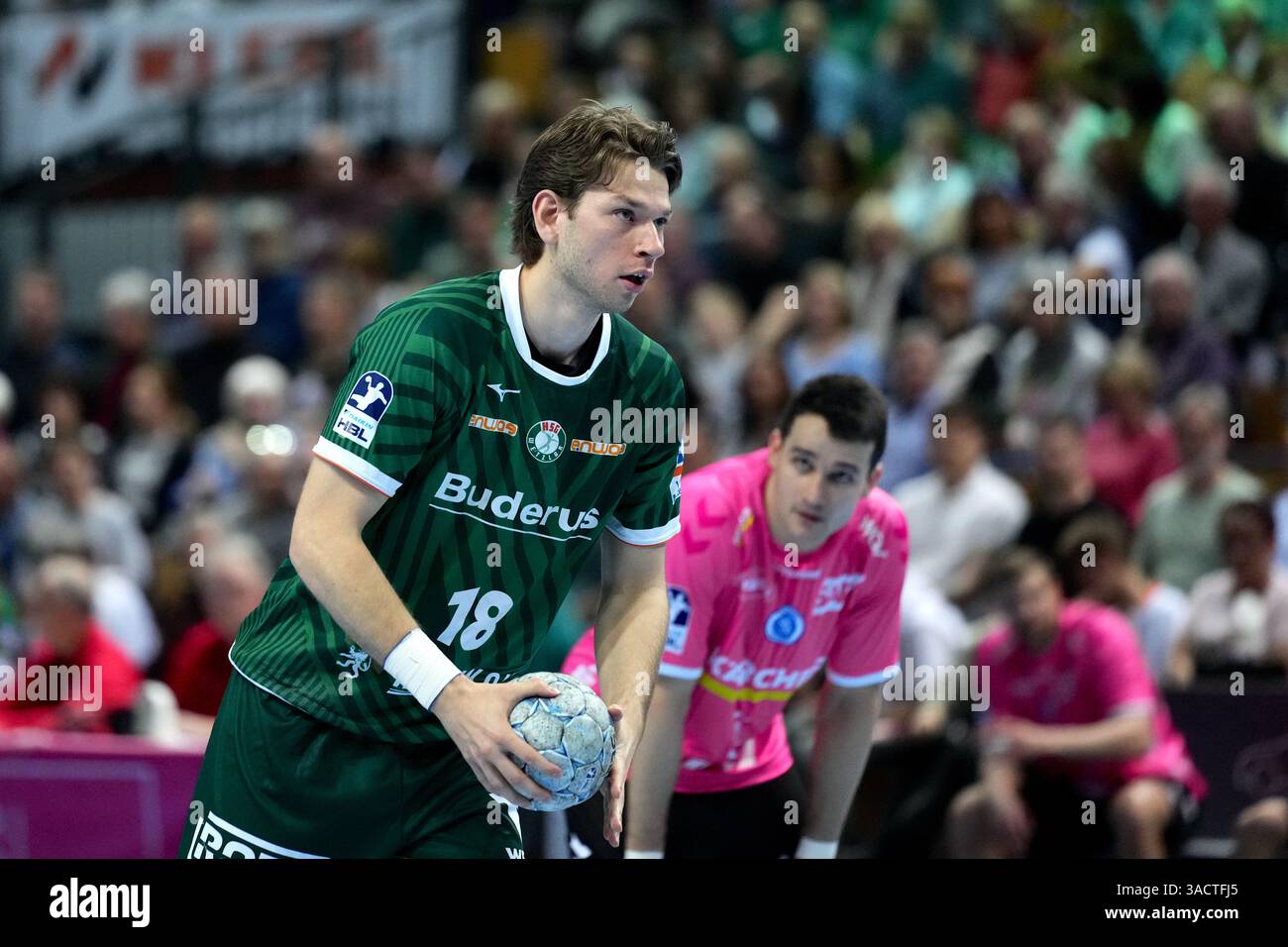 Wetzlar, Deutschland. April 2025. Wetzlar, 4. April 2025: Lukas Becher ( 18 Wetzlar) während der Daikin Handball-Bundesliga zwischen HSG Wetzlar und TVB 1898 Stuttgart in der Buderus Arena Wetzlar. (Julia Kneissl/SPP) Credit: SPP Sport Press Photo. /Alamy Live News Stockfoto