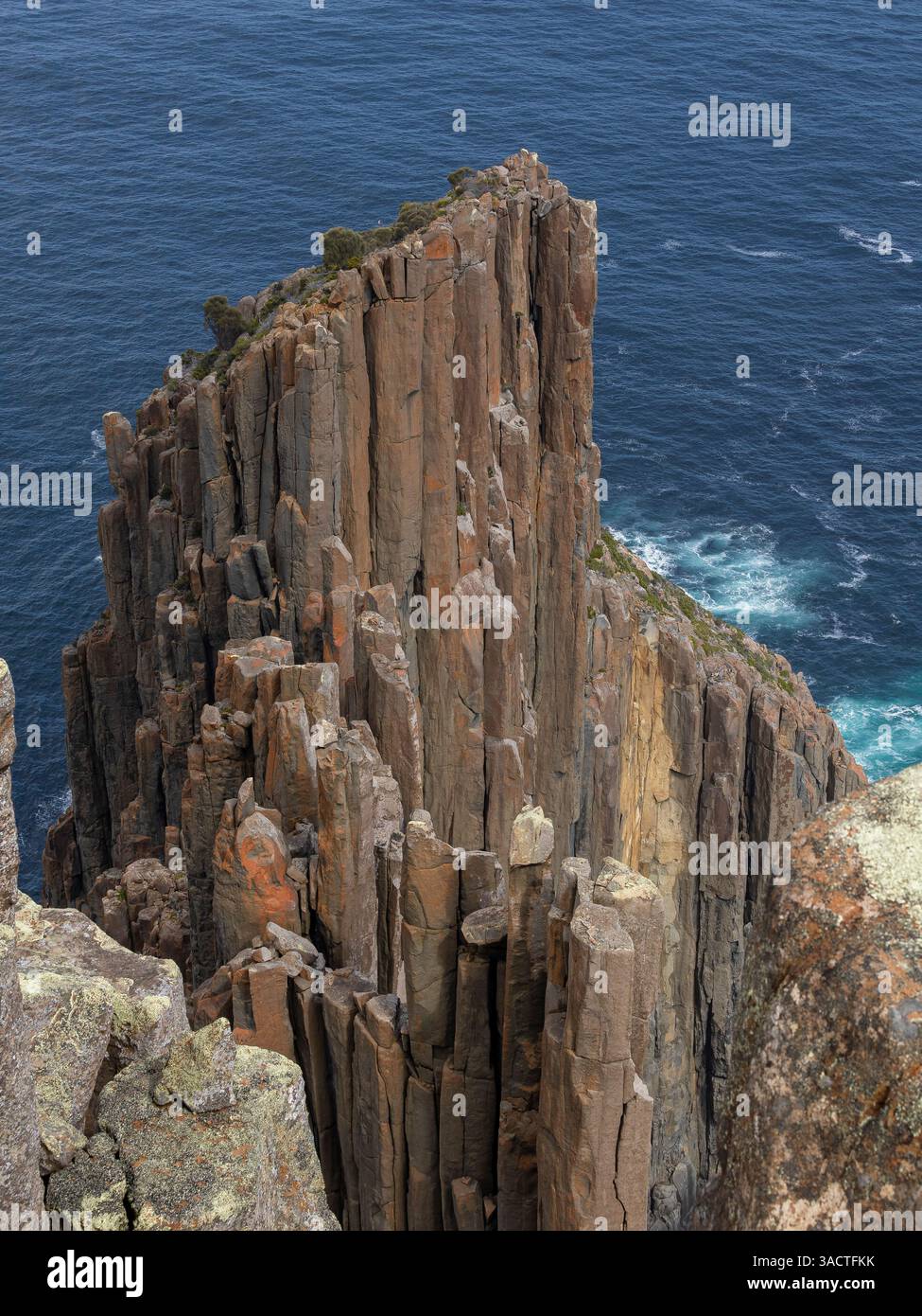 Cape Raoul, eine mächtige Klippe mit atemberaubendem Blick auf die Tiefe und Weite. Die Tasman Peninsula ist die Heimat einer der aufregendsten Küstenlandschaften Australiens. Stockfoto