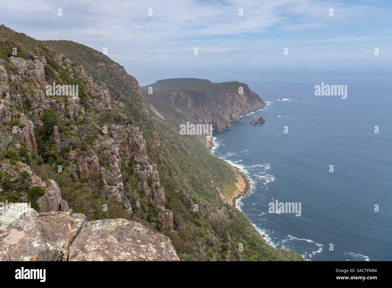 Cape Raoul, eine mächtige Klippe mit atemberaubendem Blick auf die Tiefe und Weite. Die Tasman Peninsula ist die Heimat einer der aufregendsten Küstenlandschaften Australiens. Stockfoto