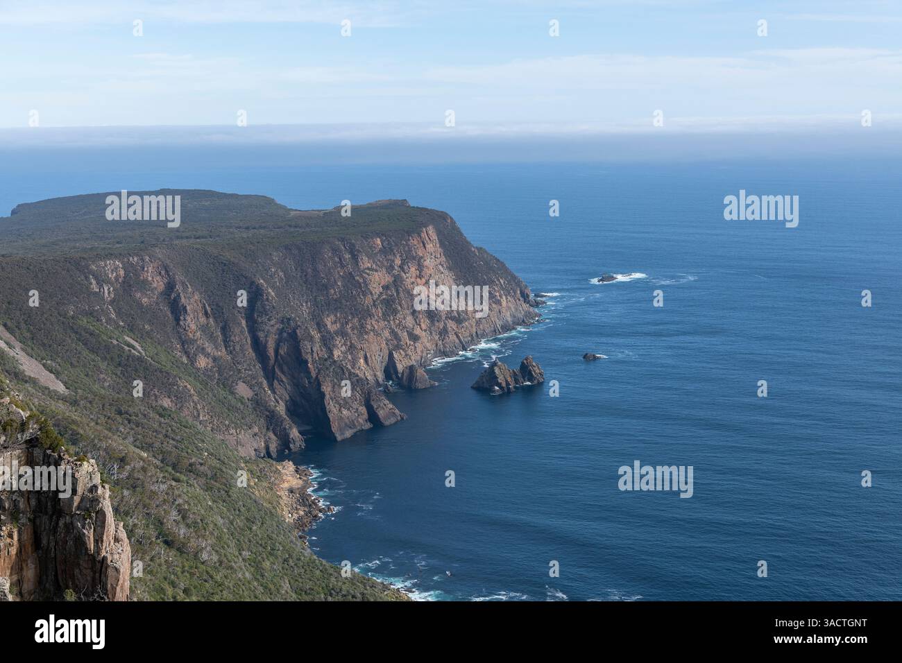 Cape Raoul, eine mächtige Klippe mit atemberaubendem Blick auf die Tiefe und Weite. Die Tasman Peninsula ist die Heimat einer der aufregendsten Küstenlandschaften Australiens. Stockfoto