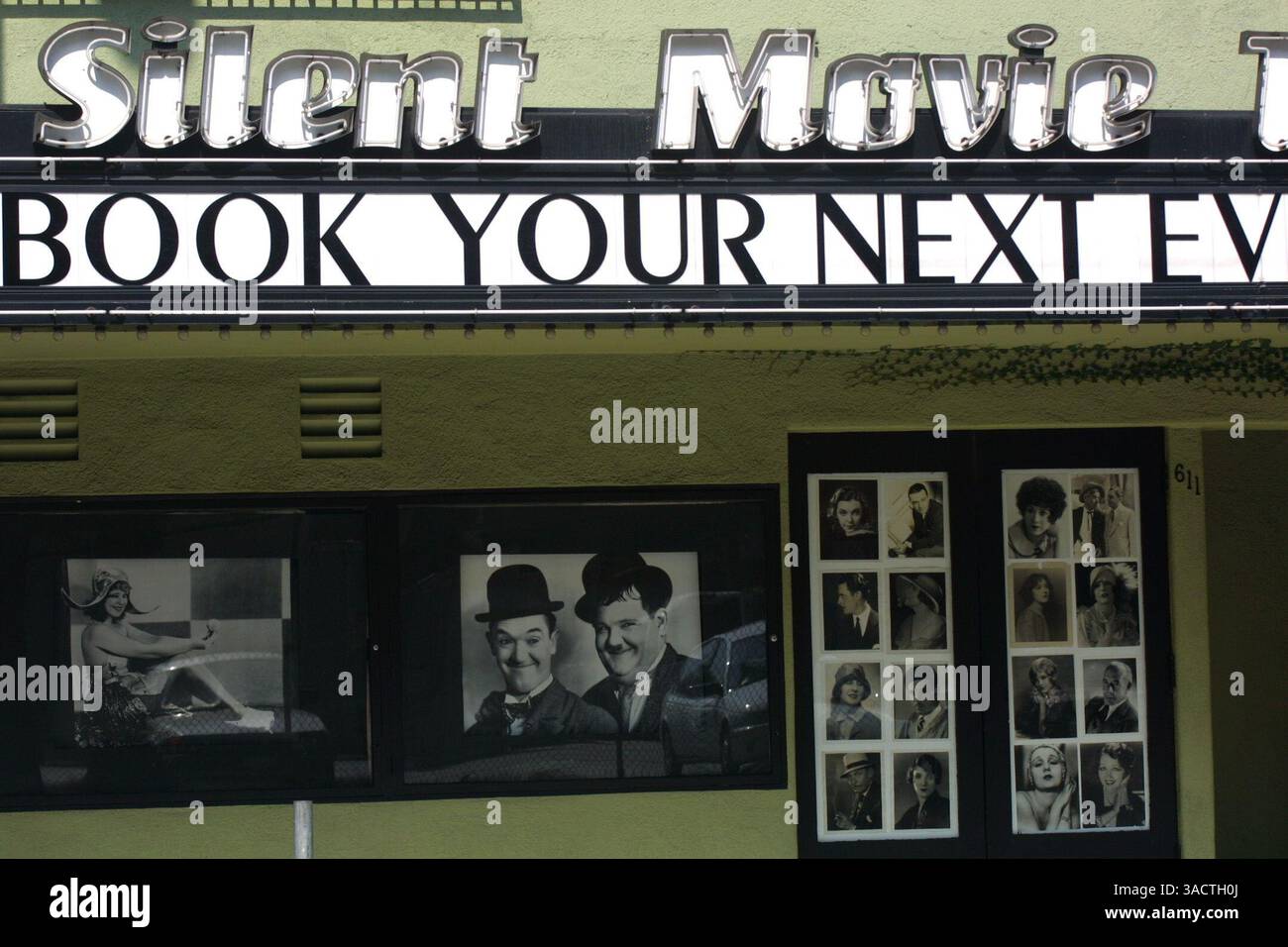 30. Juli 2002; Los Angeles, CA, USA; Charlie Lustman hat beschlossen, das Silent Movie Theatre an der Fairfax Avenue in Hollywood zu verkaufen. Der 38-jährige Unternehmer, der das Theater kaufte, nachdem es 1997 der Ort eines Mordes zur Miete war, bittet um 2,9 Millionen Dollar für das Geschäft und die Immobilien. Dazu gehören das fast 3.200 Quadratmeter große Theater, das 1942 für die Präsentation von Stummfilmen erbaut und kurz nach dem Kauf 1999 von Lustman komplett renoviert wurde; das 5.000 Quadratmeter große Grundstück; eine 1.066 Quadratmeter große Terrasse; alle Möbel, Armaturen und Geräte; 210 originale, feste Theatersitze; neue F Stockfoto