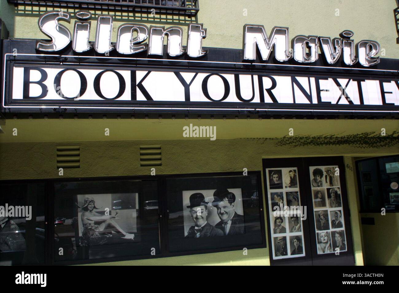 30. Juli 2002; Los Angeles, CA, USA; Charlie Lustman hat beschlossen, das Silent Movie Theatre an der Fairfax Avenue in Hollywood zu verkaufen. Der 38-jährige Unternehmer, der das Theater kaufte, nachdem es 1997 der Ort eines Mordes zur Miete war, bittet um 2,9 Millionen Dollar für das Geschäft und die Immobilien. Dazu gehören das fast 3.200 Quadratmeter große Theater, das 1942 für die Präsentation von Stummfilmen erbaut und kurz nach dem Kauf 1999 von Lustman komplett renoviert wurde; das 5.000 Quadratmeter große Grundstück; eine 1.066 Quadratmeter große Terrasse; alle Möbel, Armaturen und Geräte; 210 originale, feste Theatersitze; neue F Stockfoto