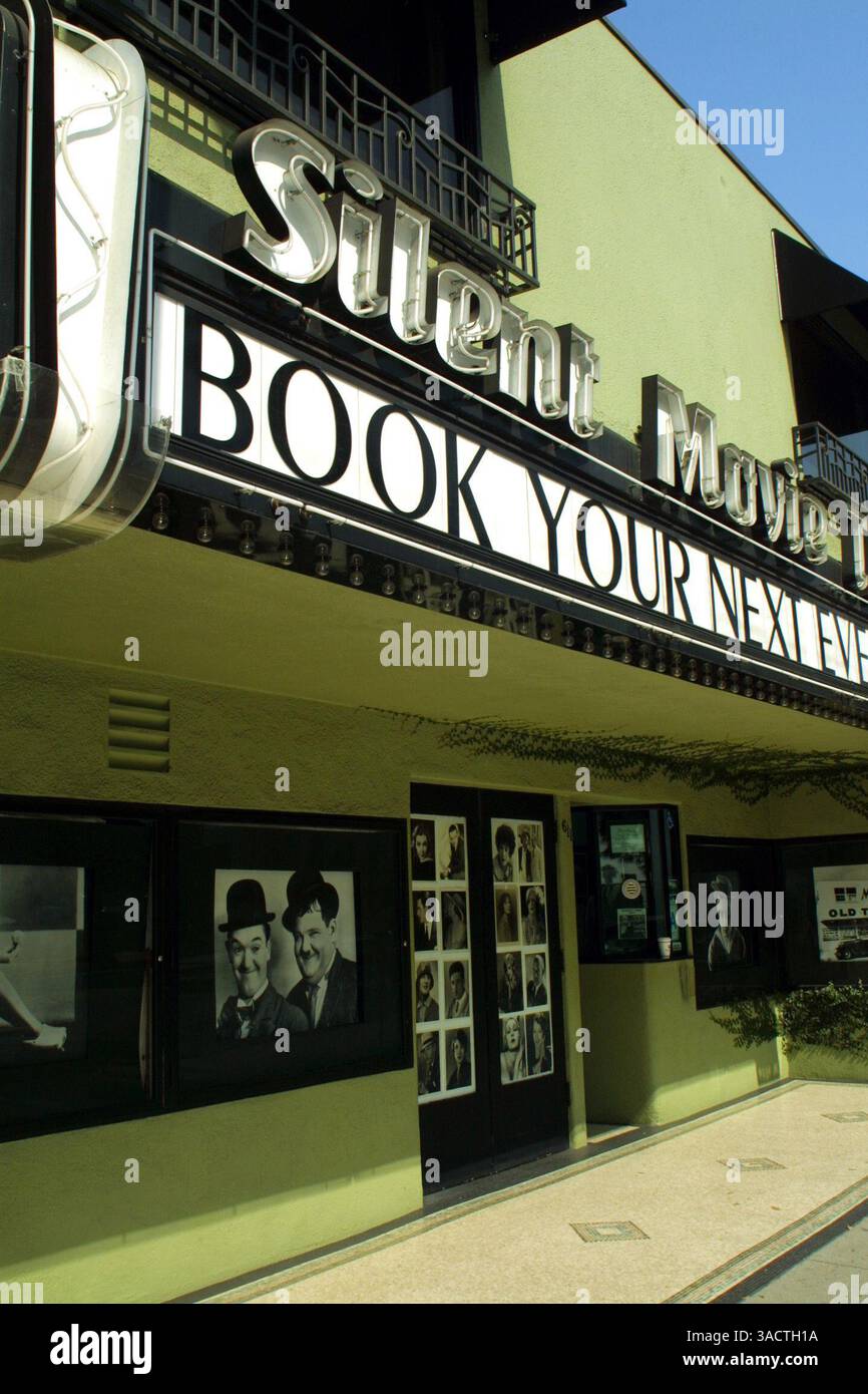 30. Juli 2002; Los Angeles, CA, USA; Charlie Lustman hat beschlossen, das Silent Movie Theatre an der Fairfax Avenue in Hollywood zu verkaufen. Der 38-jährige Unternehmer, der das Theater kaufte, nachdem es 1997 der Ort eines Mordes zur Miete war, bittet um 2,9 Millionen Dollar für das Geschäft und die Immobilien. Dazu gehören das fast 3.200 Quadratmeter große Theater, das 1942 für die Präsentation von Stummfilmen erbaut und kurz nach dem Kauf 1999 von Lustman komplett renoviert wurde; das 5.000 Quadratmeter große Grundstück; eine 1.066 Quadratmeter große Terrasse; alle Möbel, Armaturen und Geräte; 210 originale, feste Theatersitze; neue F Stockfoto