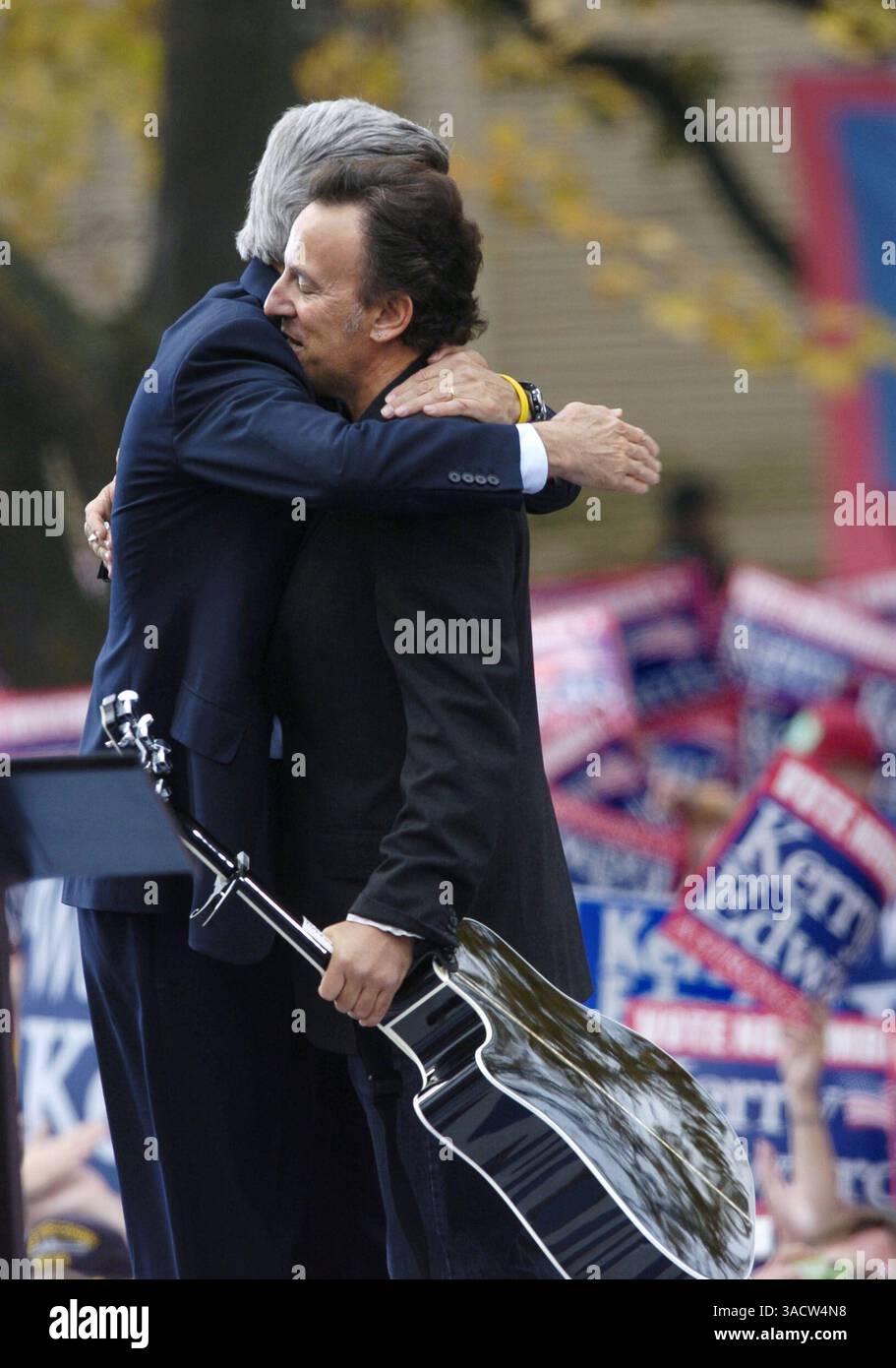 Oktober 2004; Madison, WI, USA; der demokratische Präsidentschaftskandidat Senator JOHN KERRY und der Rocker BRUCE SPRINGSTEEN während einer Kundgebung in Madison, Wisconsin, die 80 000 Menschen anzog. Obligatorischer Credit: Foto von Steve Apps/Wisconsin State Journal/ZUMA Press. (©) Copyright 2004 von Steve Apps/Wisconsin State Journal Stockfoto