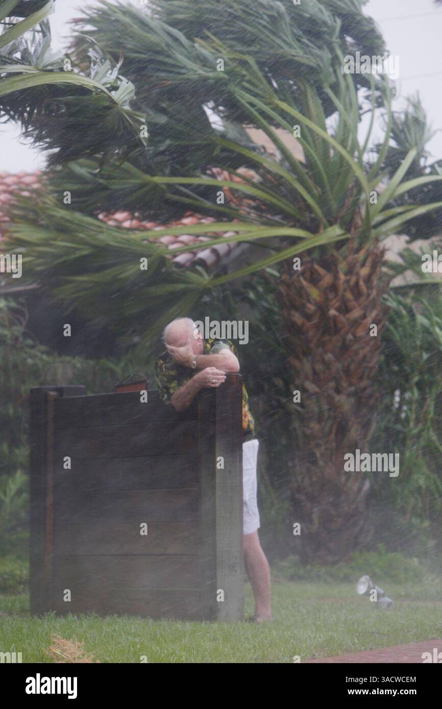 METRO -- Ein Mann hält sich an einem Schild fest, während der Augenwall des Hurrikans Dolly am Mittwoch, den 23. Juli 2008, auf South Padre Island niederfällt. JERRY LARA/glara@express-news.net (Bild: San Antonio Express-News/ZUMAPRESS.com) Stockfoto