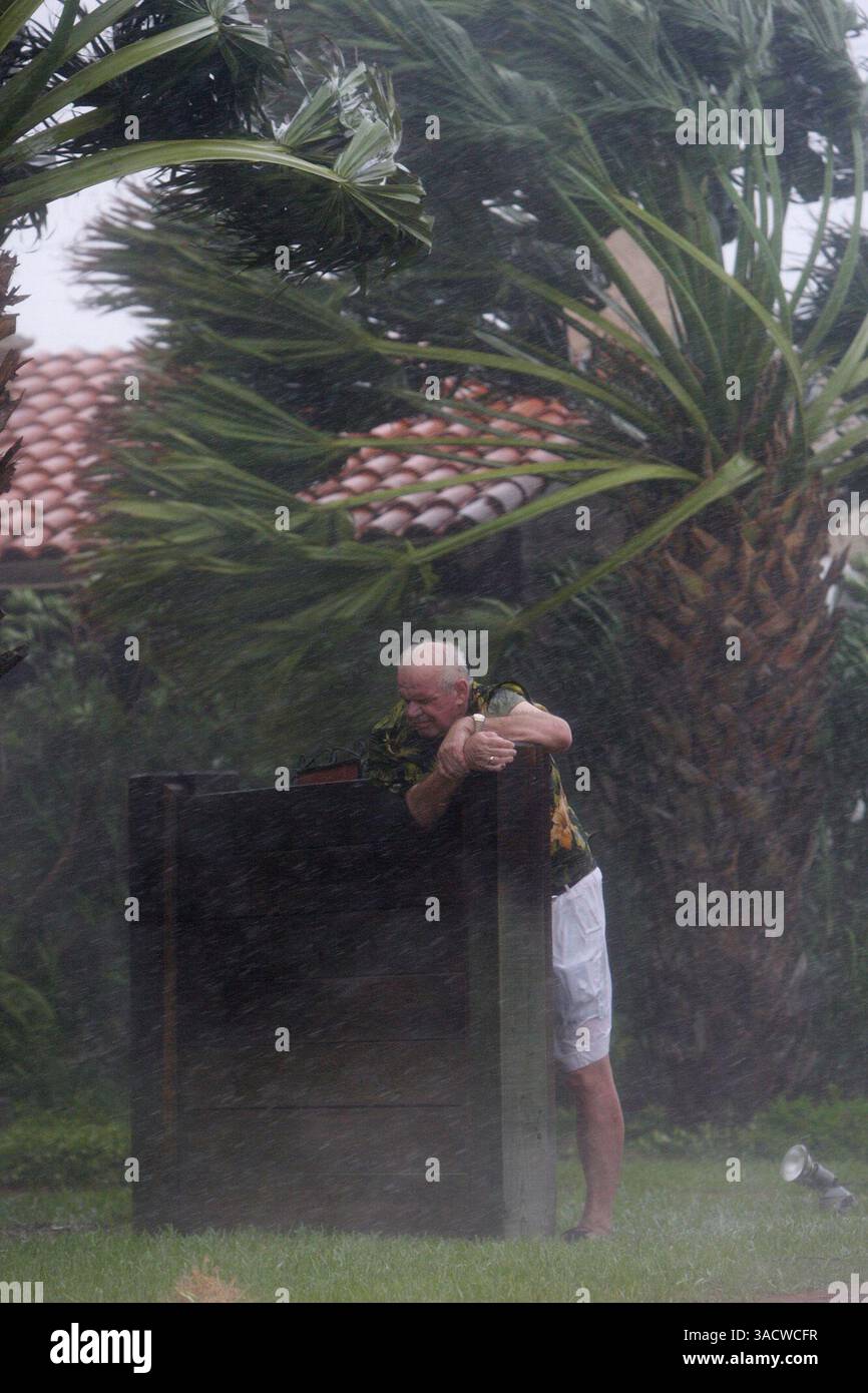 METRO -- Ein Mann hält sich an einem Schild fest, während der Augenwall des Hurrikans Dolly am Mittwoch, den 23. Juli 2008, auf South Padre Island niederfällt. JERRY LARA/glara@express-news.net (Bild: San Antonio Express-News/ZUMAPRESS.com) Stockfoto