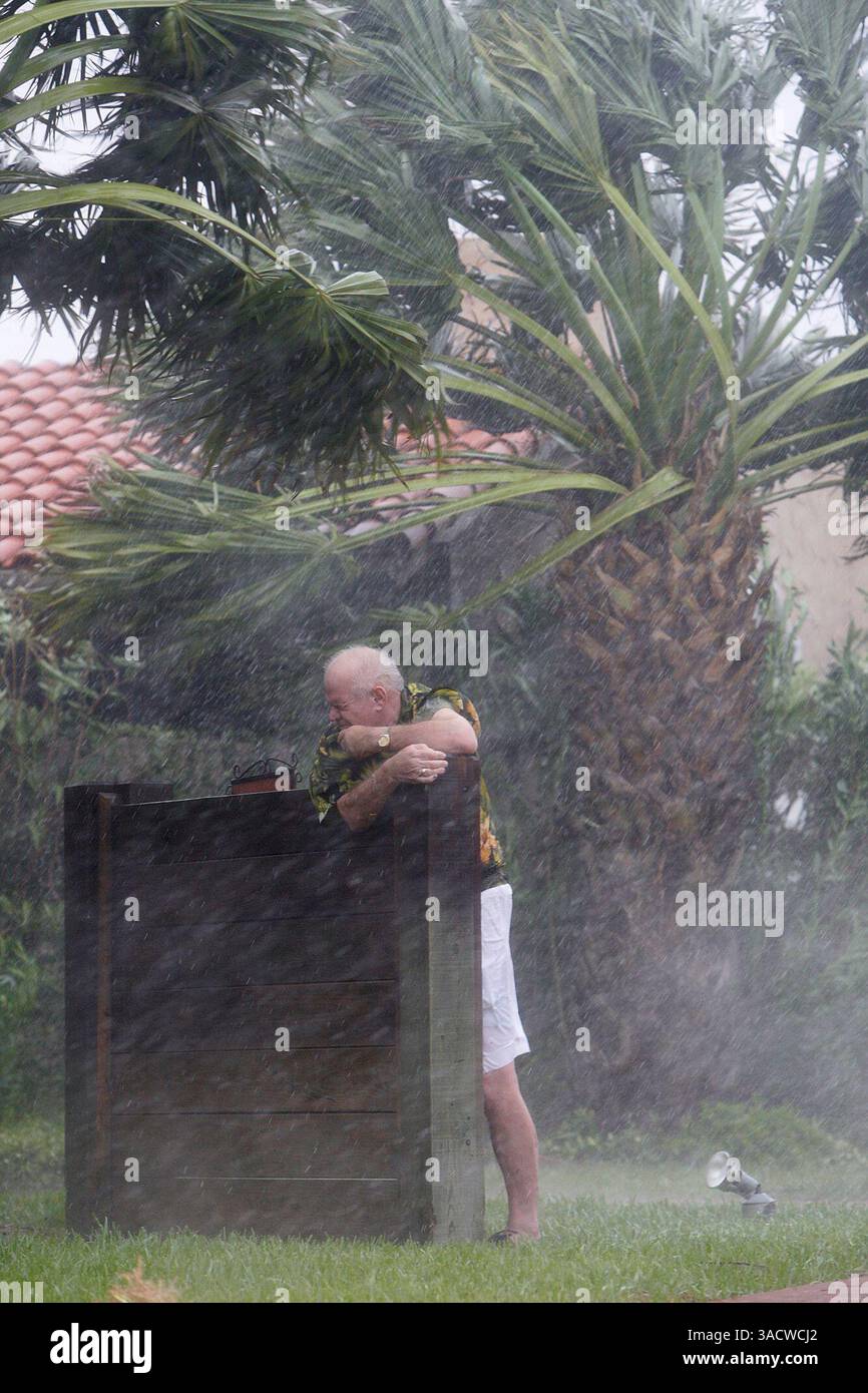 METRO -- Ein Mann hält sich an einem Schild fest, während der Augenwall des Hurrikans Dolly am Mittwoch, den 23. Juli 2008, auf South Padre Island niederfällt. JERRY LARA/glara@express-news.net (Bild: San Antonio Express-News/ZUMAPRESS.com) Stockfoto