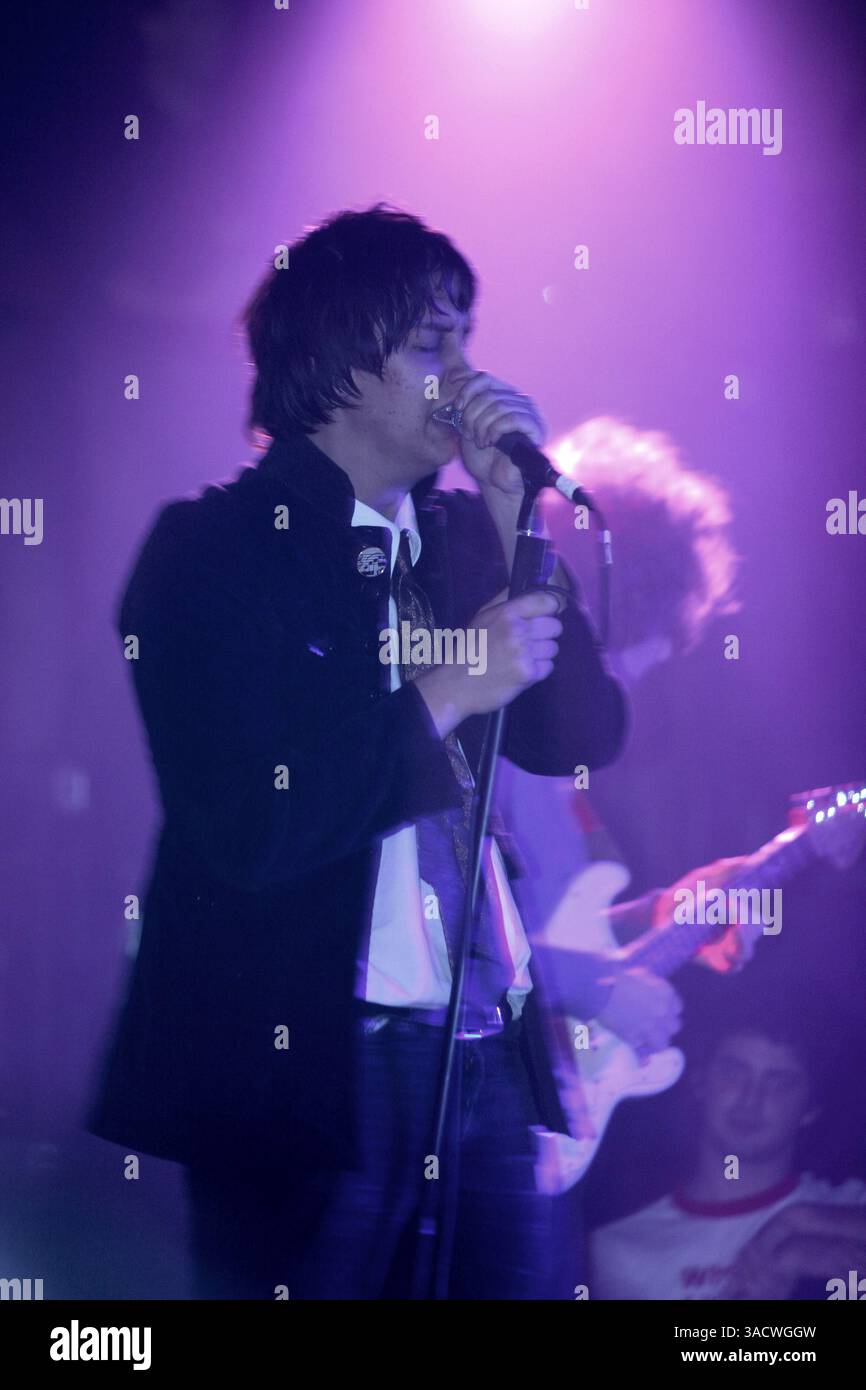 Oktober 2004; New York, NY, USA; Sänger/Songwriter Julian Casablancas von The Strokes im Spirit Nightclub in New York City. (Bild: Aviv Small/Photopass/ZUMAPRESS.com) Stockfoto