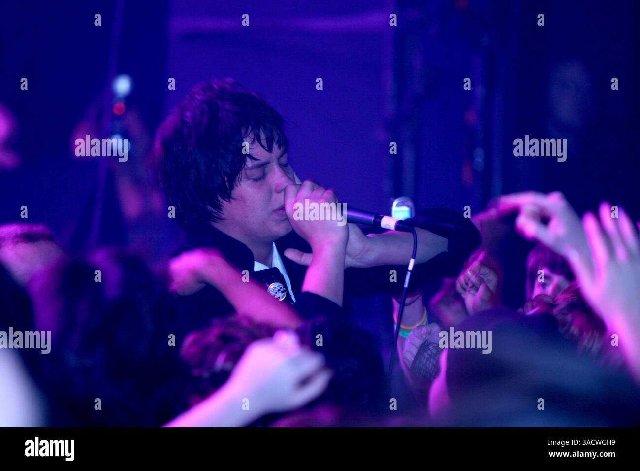 Oktober 2004; New York, NY, USA; Sänger/Songwriter Julian Casablancas von The Strokes im Spirit Nightclub in New York City. (Bild: Aviv Small/Photopass/ZUMAPRESS.com) Stockfoto