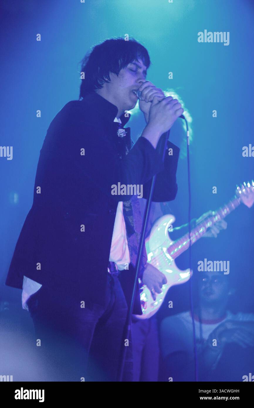 Oktober 2004; New York, NY, USA; Sänger/Songwriter Julian Casablancas von The Strokes im Spirit Nightclub in New York City. (Bild: Aviv Small/Photopass/ZUMAPRESS.com) Stockfoto