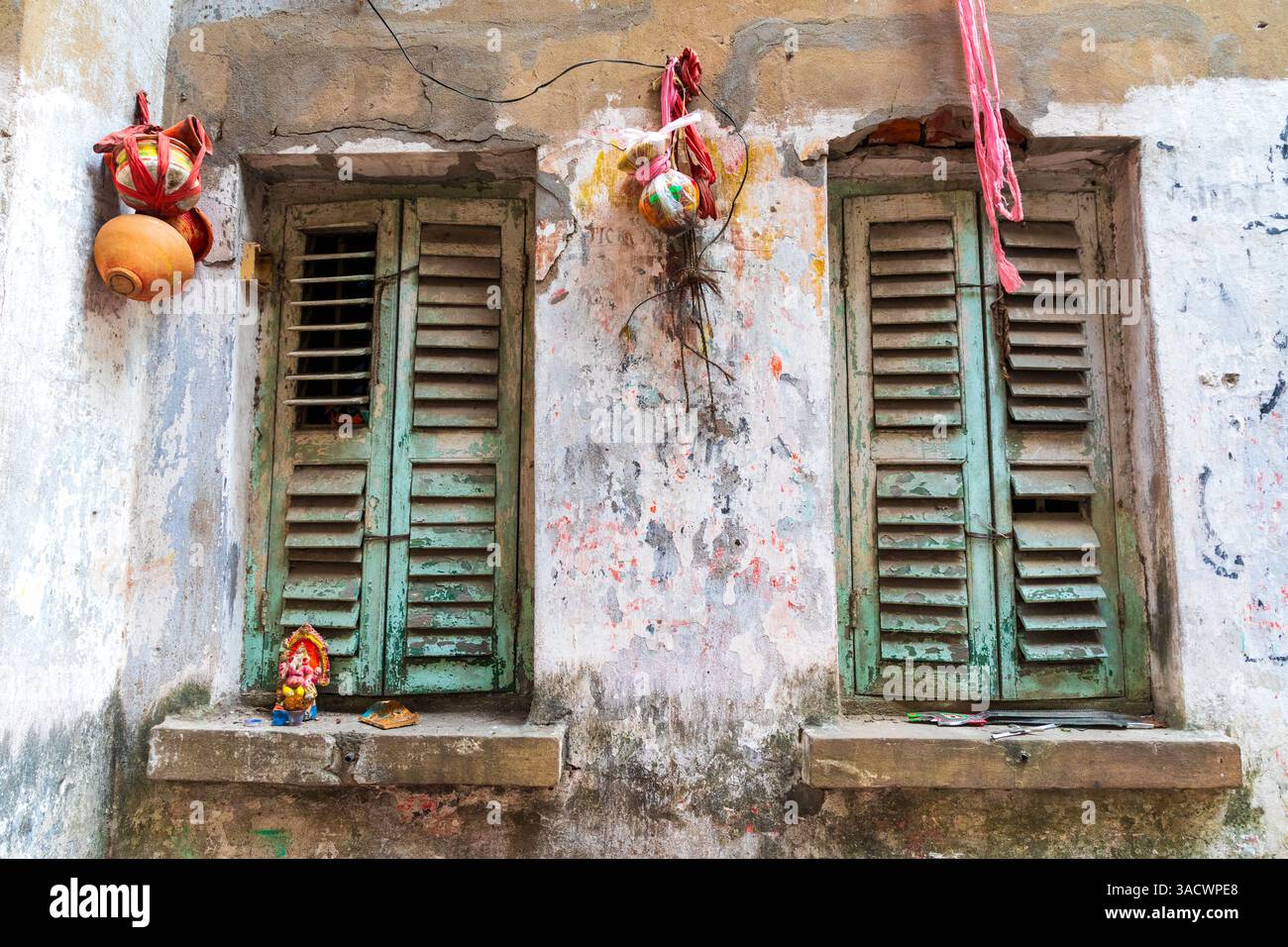 Indien, Westbengalen, Kalkutta, College Square. Verwitterte Wand- und Fensterläden. Stockfoto