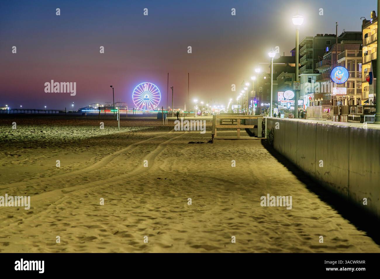 Boardwalk, Strand und Angelpier mit Riesenrad und Jolly Roger im Pier Amusement Park in Ocean City, Worcester County, Maryland, USA Stockfoto