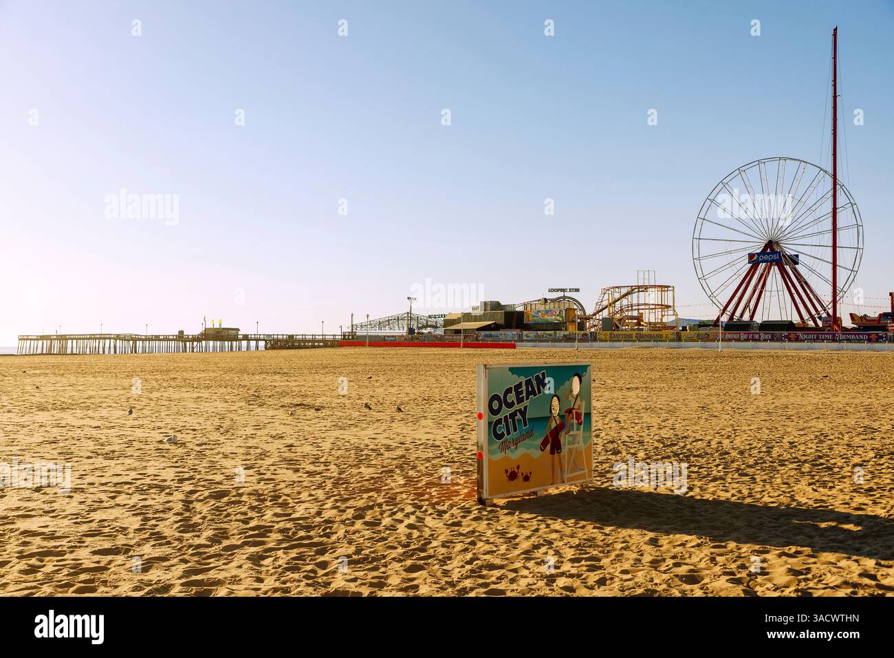 Strand und Angelpier mit Ferris Wheel und Jolly Roger im Pier Amusement Park in Ocean City, Worcester County, Maryland, USA Stockfoto