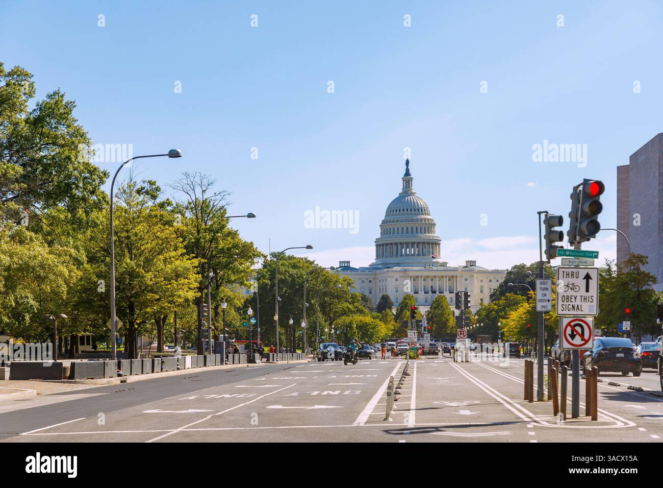 Pennsylvania Avenue mit Fahrspuren für Radfahrer und United States Capitol (U.S. Capitol Building, Capitol) in Washington DC, District of Columbia, USA Stockfoto