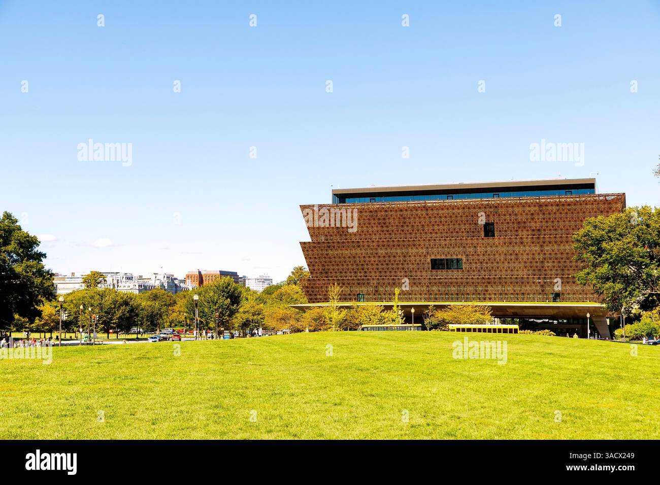 National Museum of African American History and Culture und Schulbusse in der National Mall and Memorial Parks in Washington DC, District of Columbia, USA Stockfoto