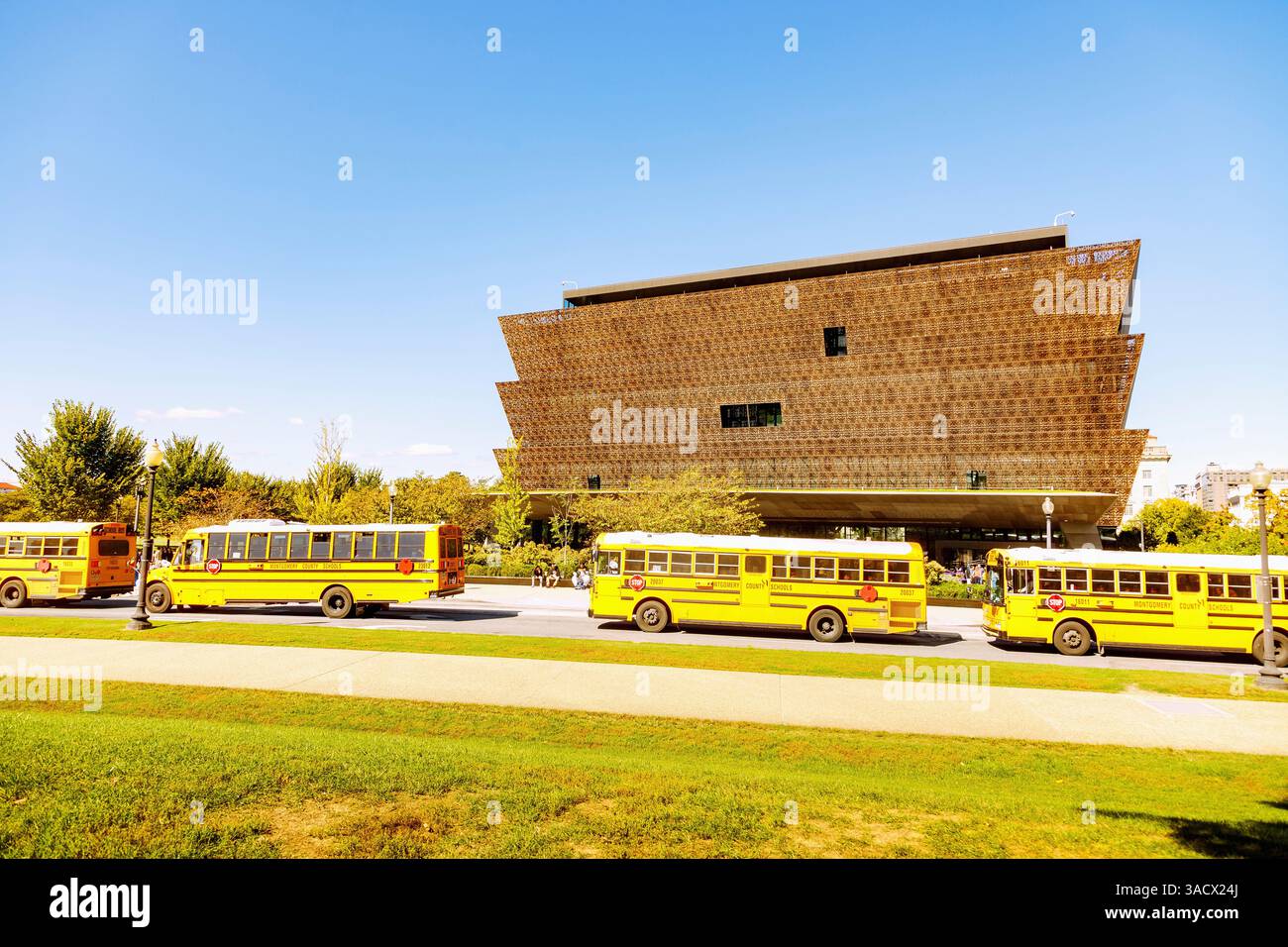 National Museum of African American History and Culture und Schulbusse in der National Mall and Memorial Parks in Washington DC, District of Columbia, USA Stockfoto
