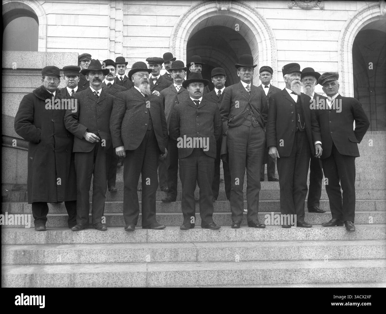 Gouverneur John A. Johnson und die Mitglieder des State Board of Equalization sind auf den Stufen des Minnesota State Capitol abgebildet. Gouverneur Johnson ist bekannt für seine Führungsrolle in der politischen Geschichte von Minnesota. Stockfoto