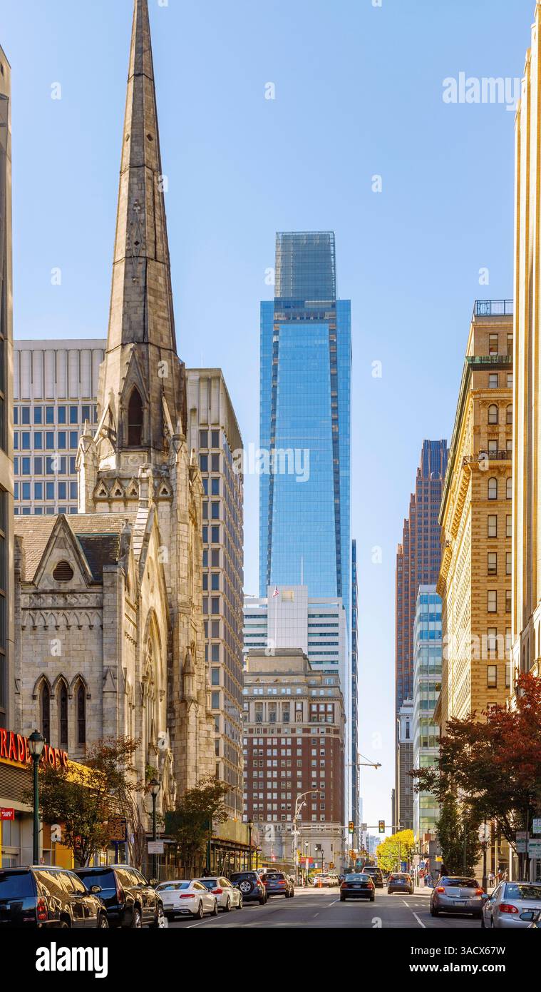 Arch Street mit United Methodist Church, Philadelphia Municipal Services Building, 1650 Arch Street Building und Comcast Center Wolkenkratzer im Hintergrund in Center City Philadelphia im Convention Center District in Philadelphia, Pennsylvania, USA Stockfoto