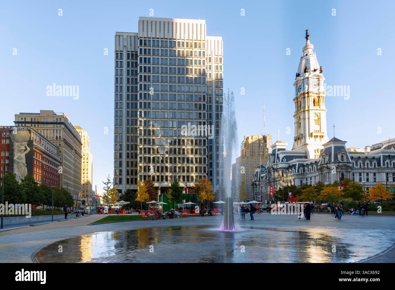 JFK Plaza (John F. Kennedy Plaza, Love Park) mit Philadelphia Municipal Services Building und Blick auf das Rathaus im Parkway Museums District in Philadelphia, Pennsylvania, USA Stockfoto